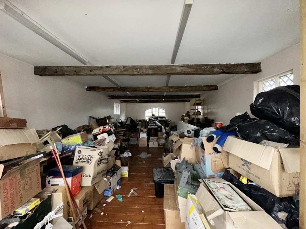 Lot: 145 - THREE-BEDROOM OLD SCHOOL UNIT WITH POTENTIAL - Top Mezzanine Floor above main hall